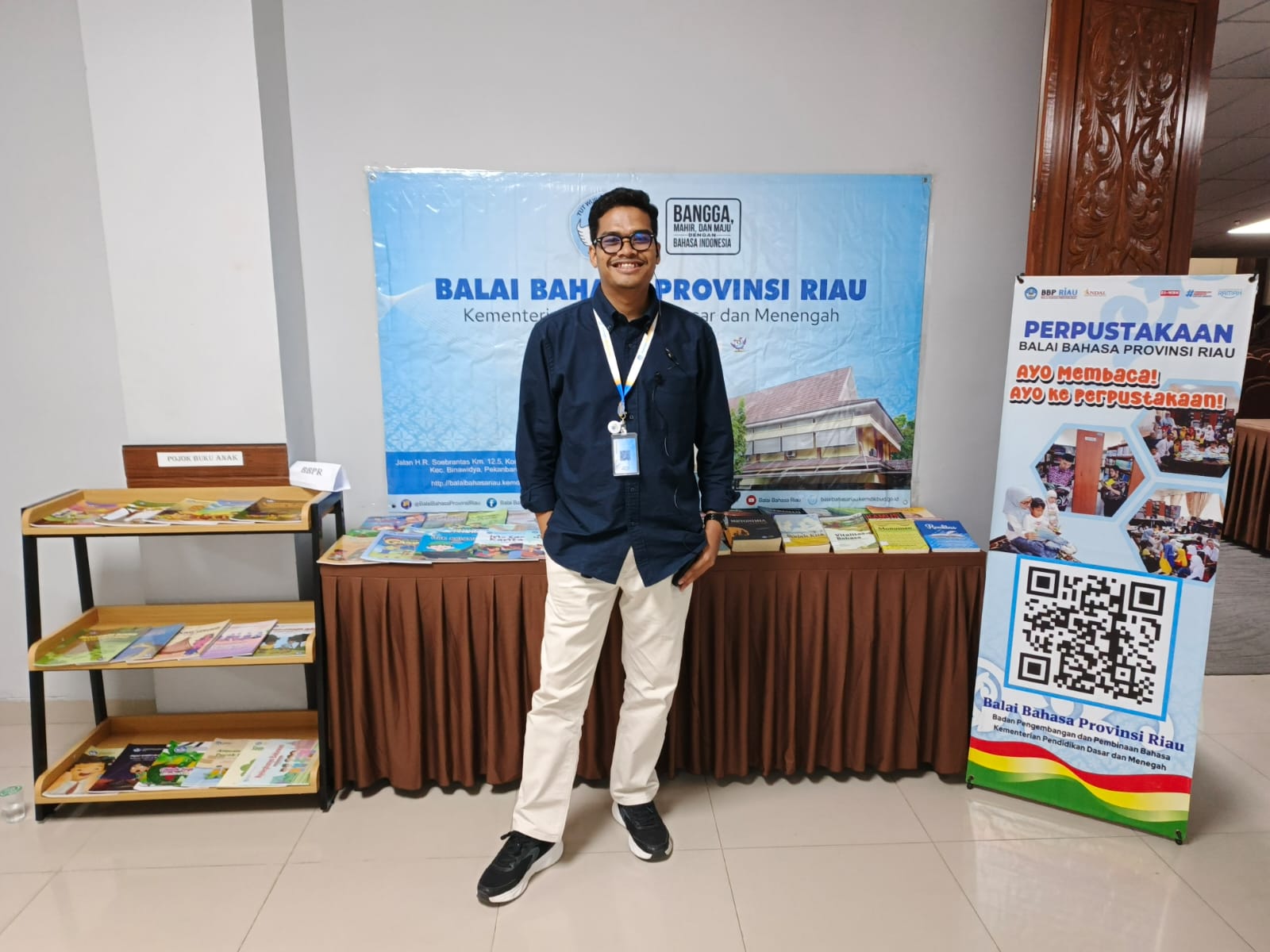 Pameran Perpustakaan di Acara Puncak Duta Bahasa Riau 2026 di Politeknik Kesehatan Riau.