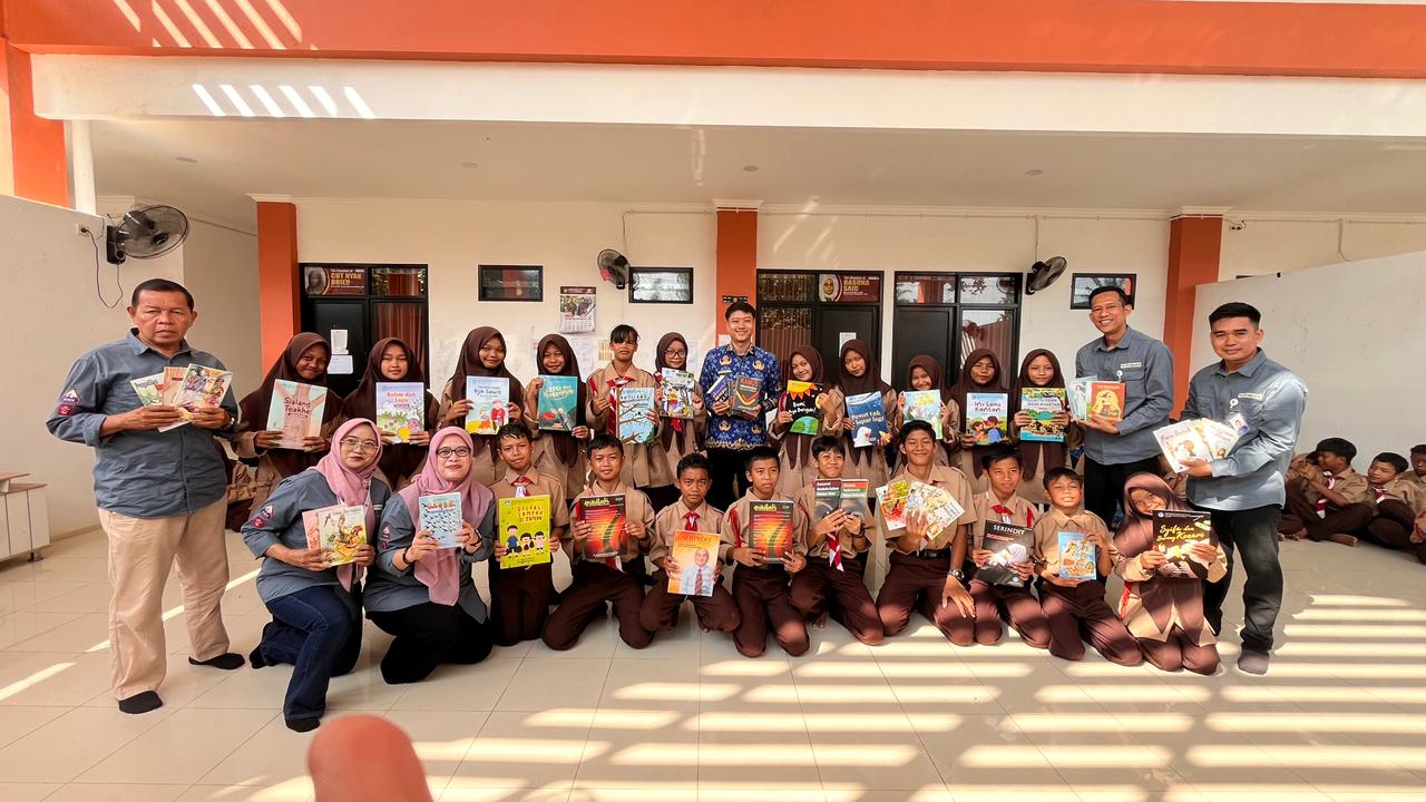 Kolaborasi Tim UKBI dan Perpustakaan, Pemberian Buku Kepada Sekolah Rakyat Terintegrasi 11 di Rokan Hilir
